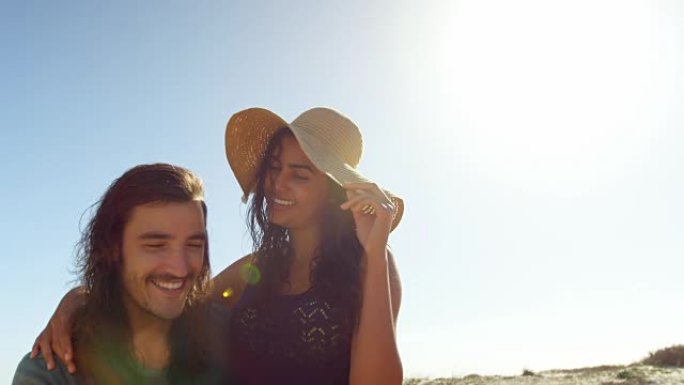 情侣在海滩上使用手机4k