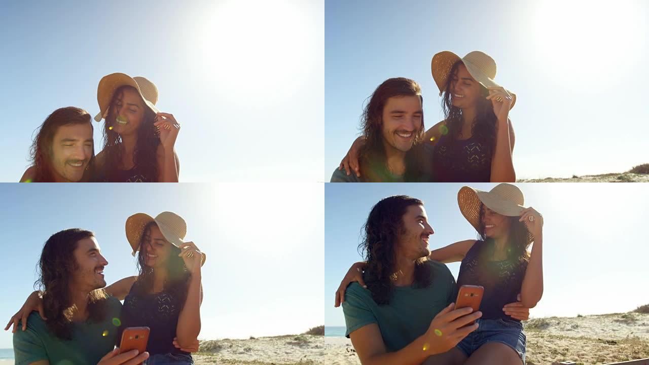 情侣在海滩上使用手机4k