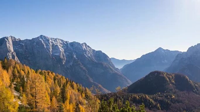 山脉和变色树木的全景