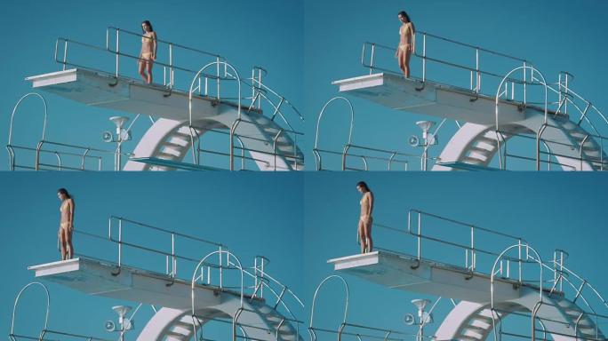 潜水板上的女人体验氛围滨海