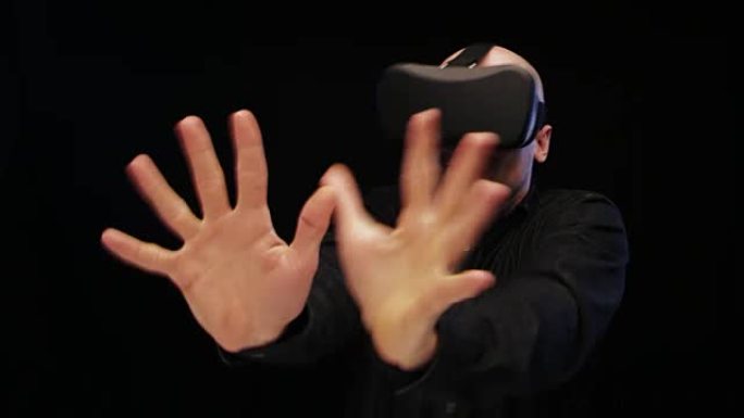 使用虚拟现实眼镜的人。拍摄假想激光