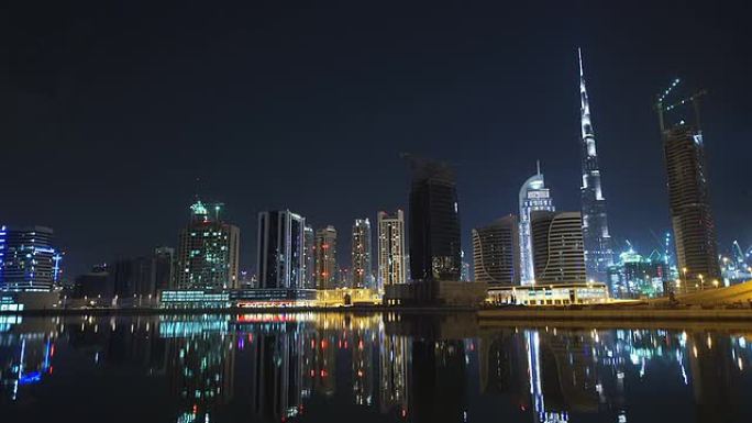迪拜的镜面夜景市中心建族群夜晚城市