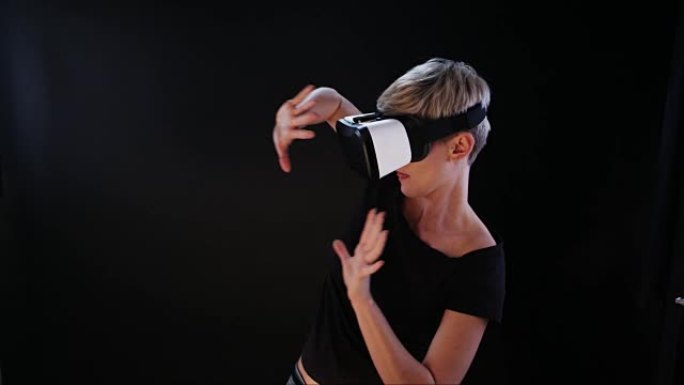 使用虚拟现实眼镜的女人。推开巨大的想象物体