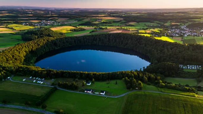 带有圆形火山口湖的田园诗般的景观鸟瞰图-德国埃菲尔