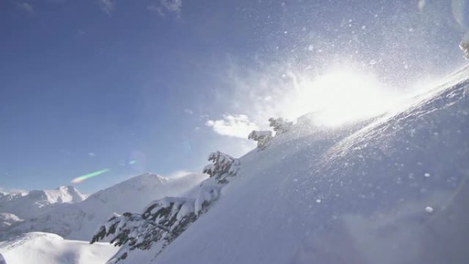 白雪皑皑的山上风和日丽