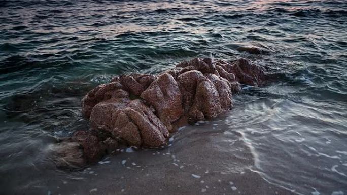 水中的岩石涨潮退潮海水拍打礁石
