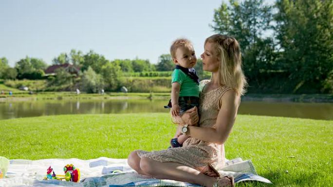 妈妈和宝宝在公园放松