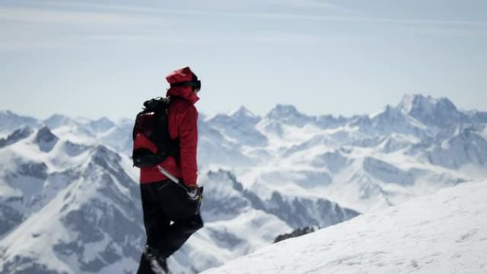 登山者在白雪覆盖的山上行走