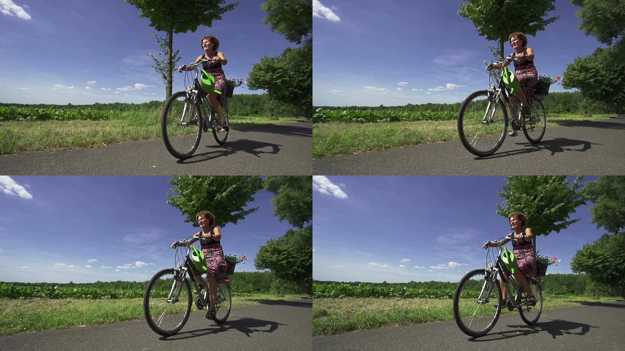 慢动作：骑自行车的女人