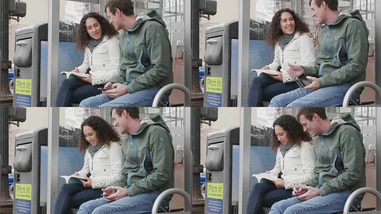 两个年轻人在公共汽车站聊天