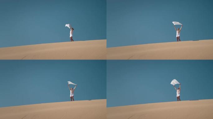 沙漠中戴围巾的女人