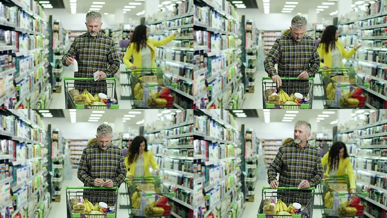 男子在超市检查购物清单