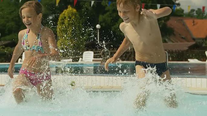 高清慢动作：儿童在泳池中戏水