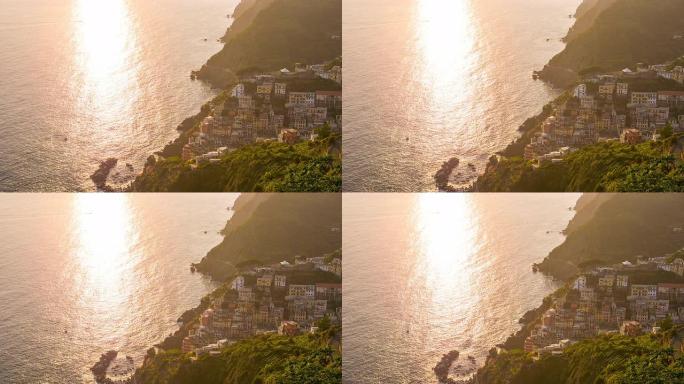 日落时意大利五渔村多彩城市的景色