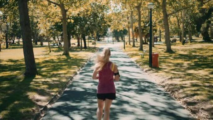 女子在公园慢跑美女外国运动健身奋斗拼公园