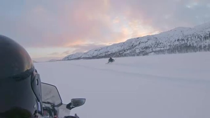 POV人骑着雪地摩托穿过雪地