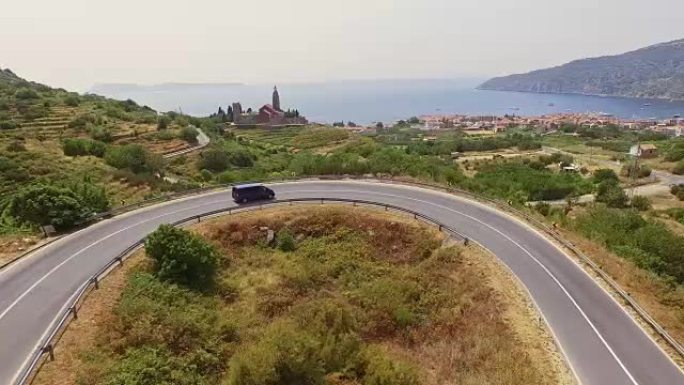 空中货车在通往Komiza村的道路上行驶