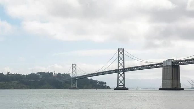 美国加利福尼亚州恩巴卡德罗市中心的延时旧金山湾大桥