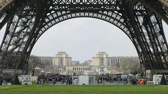 巴黎埃菲尔铁塔下的游客人群，4k (UHD)