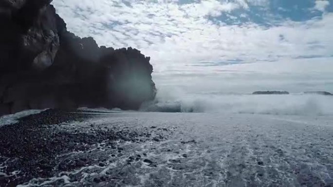 冰岛海岸线。黑色，岩石海滩