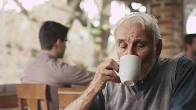 喝咖啡的老人老人老年咖啡