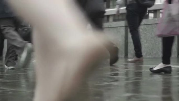 通勤者在多雨的街道上的腿，循环视频COM