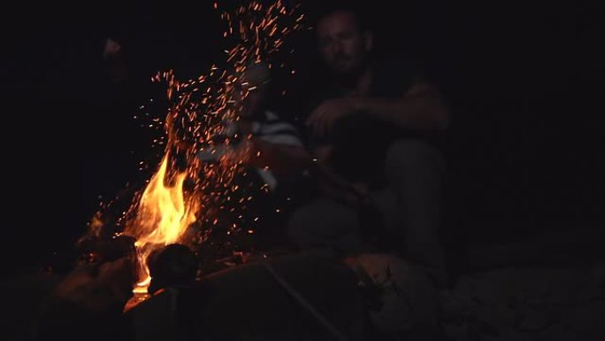 高清超级慢镜头：情侣在篝火上烹饪