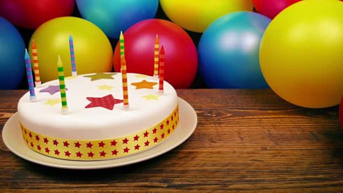 桌子上有气球的生日蛋糕