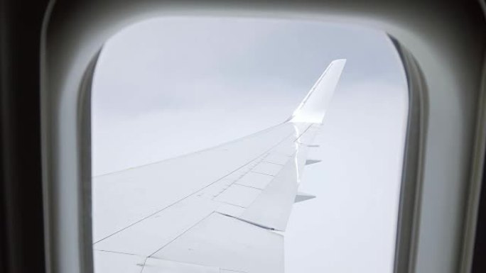 通过飞机窗口观看，同时经历一些湍流