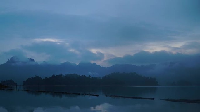 早晨，泰国苏拉塔尼市Chiew Lan大坝的薄雾和湖泊的4k时光倒流。