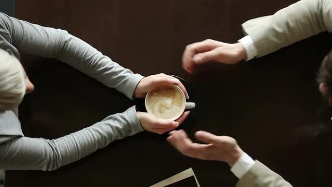 男女各拿一杯咖啡俯瞰两人喝咖啡情侣下午茶