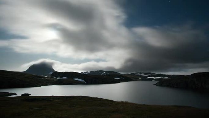 夜晚的北极湖云层延时拍摄湖泊倒影乌云密布
