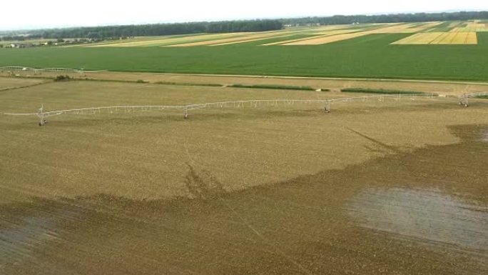 空中农业洒水器在田间浇水
