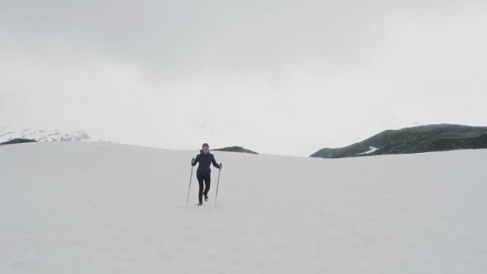 女人用登山杖徒步旅行