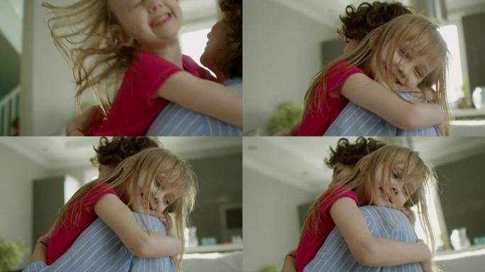 小女孩拥抱母亲，微笑