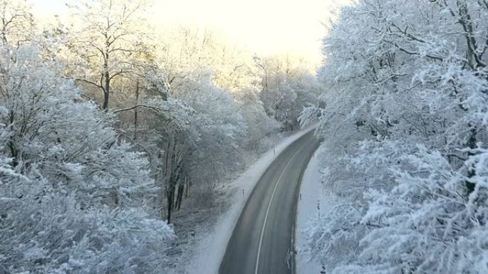 AERIAL Wintry森林道路和乡村