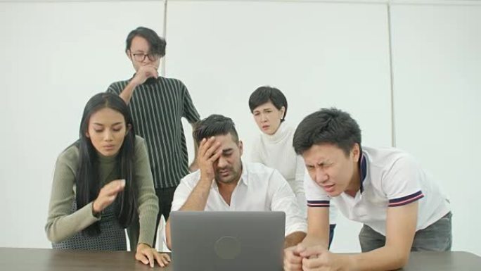 休闲创意业务团队在笔记本电脑屏幕上收到非常坏的消息，并感到失望