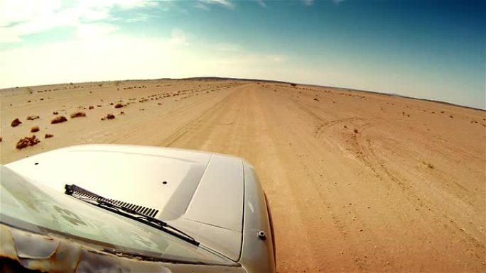 在非洲沙漠的小路上。