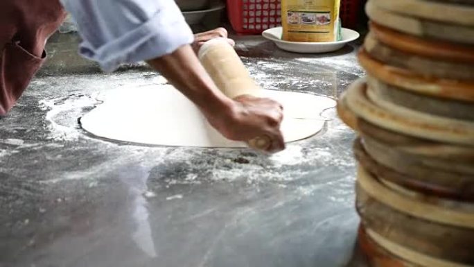 厨师为披萨制作酵母面团