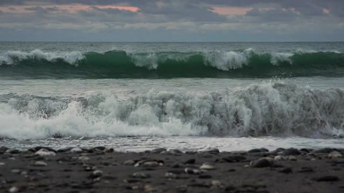 慢速莫顿：海滩上的波浪