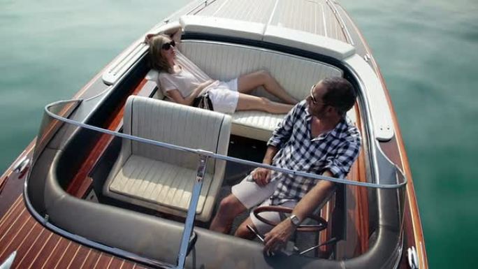 情侣在游艇上放松