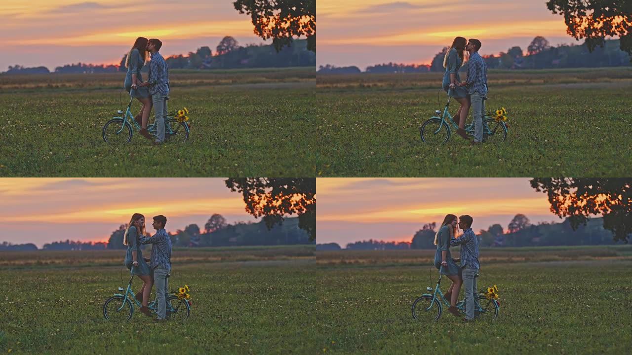 DS深情情侣在日落时骑自行车接吻