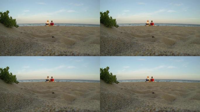 高清：情侣坐在佛罗里达海滩