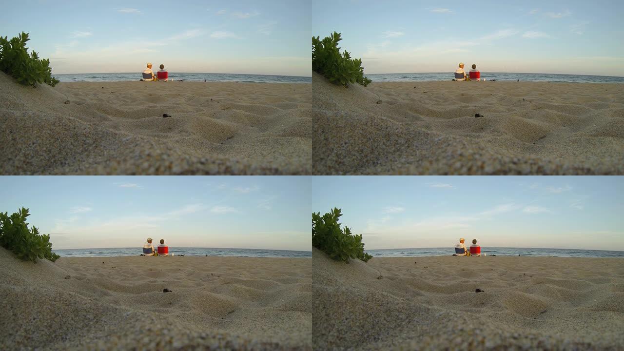 高清：情侣坐在佛罗里达海滩