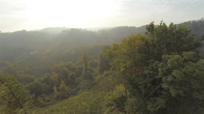 高清：绿树的航拍高山峰瀑布山脉