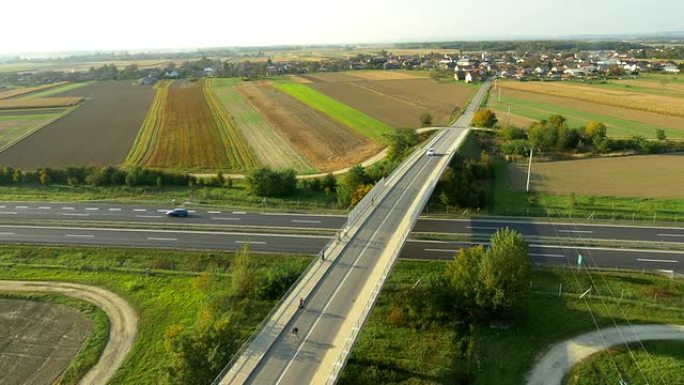 空中飞航人员穿越高速公路上的天桥