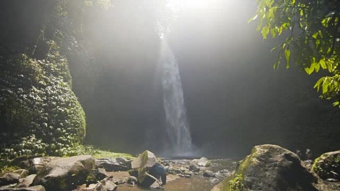 热带雨林中间的瀑布景观