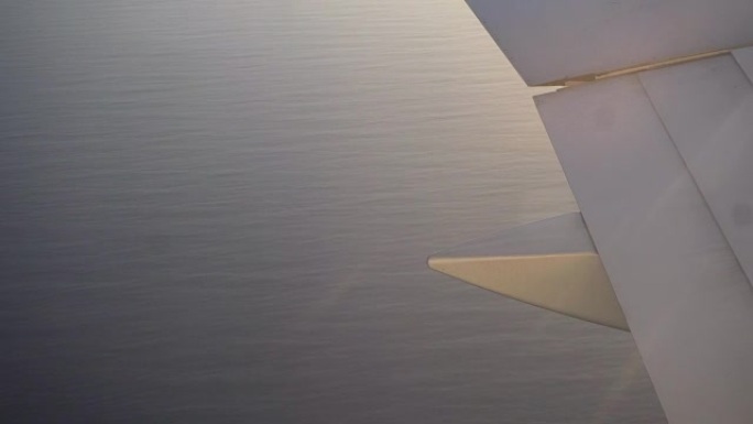 飞行过程中从飞机窗口看到海洋