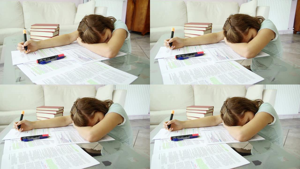 女孩因为学习太多而睡着了