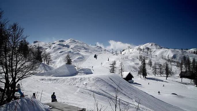 滑雪运动员在雪地公园里跳跃